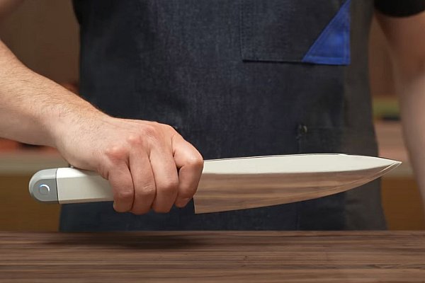 切肉像切豆腐!全球首款「超音波廚師刀」登場:每秒震動4萬次、省力50%