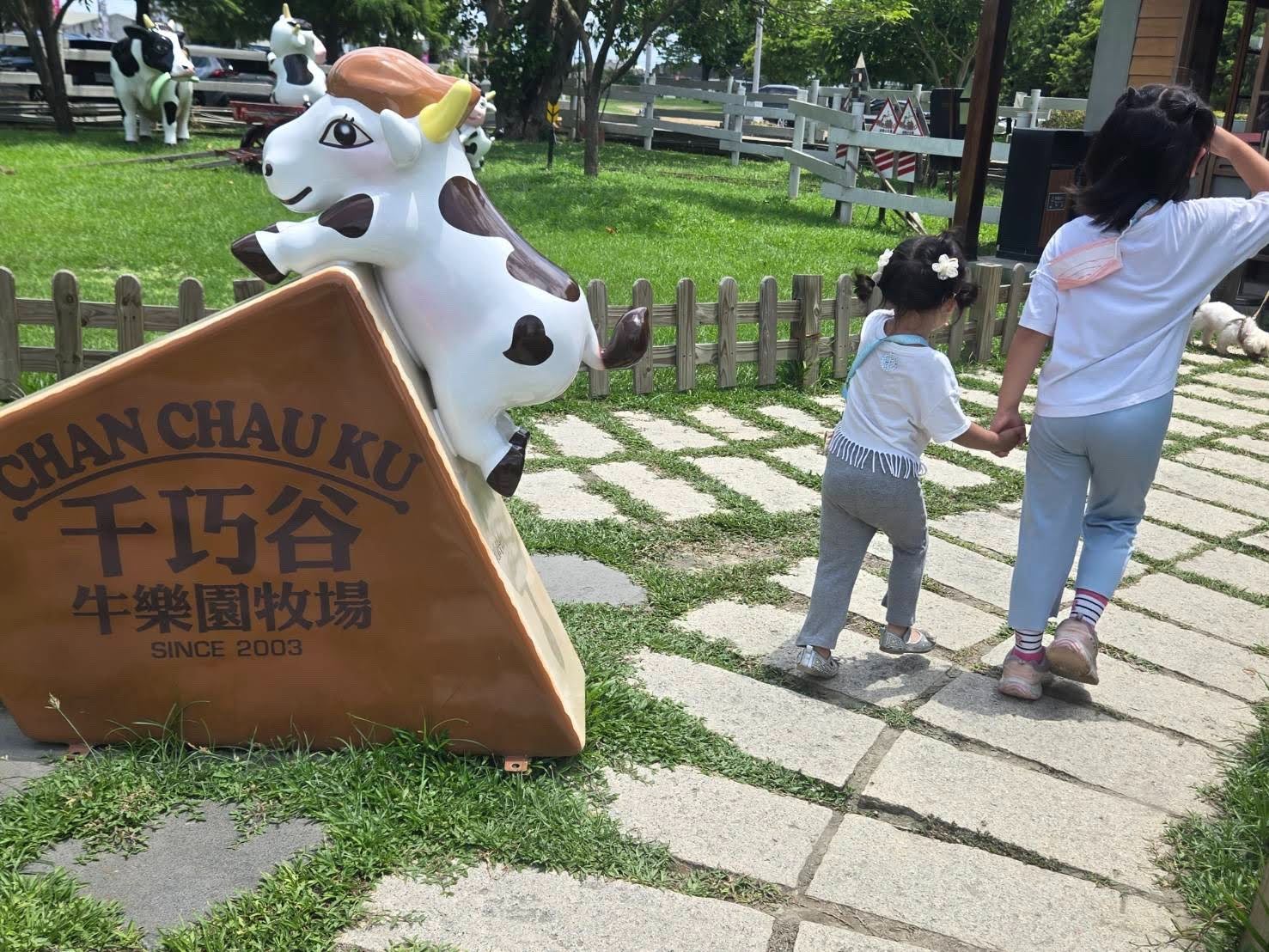 雲林親子一日遊！「千巧谷牛樂園牧場」免費入園、近距離餵牛，還能享用人氣鮮奶烘焙 