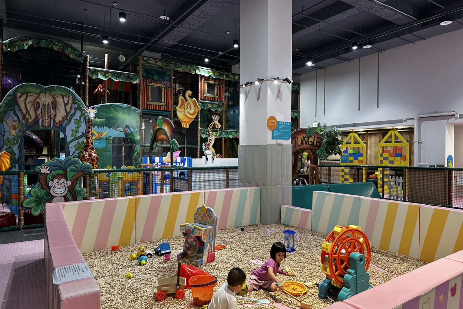 486團購生活推薦：夏都城旅安平館適合小小孩的專屬木粒沙坑區，幼童開心玩鏟子與挖沙玩具
