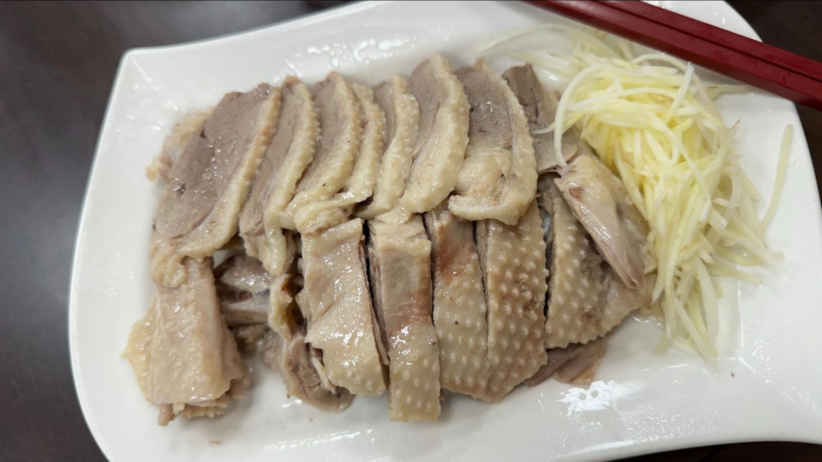 鹽水鵝肉（中份）：油亮多汁、皮肉 2:8 完美比例