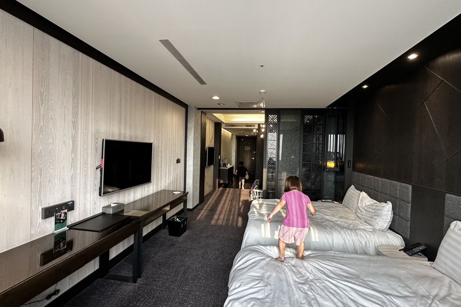 486團購生活推薦：夏都城旅安平館寬敞舒適的家庭四人房型，小孩在舒適大床上開心活動