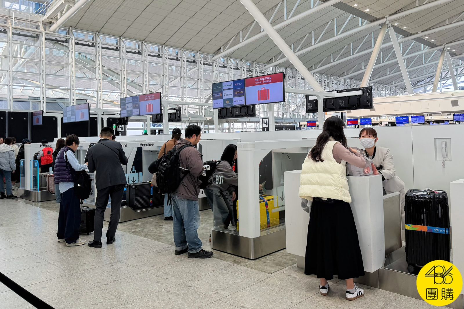 日本機場出境大廳自助行李託運櫃檯，提醒旅客退稅需先連專用Wi-Fi確認後再掛行李