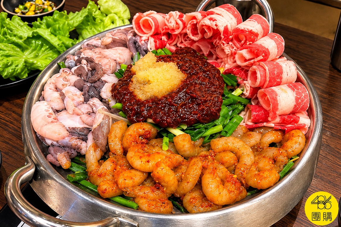 台中釜山三味食堂招牌「章蝦牛鍋」端上桌生料特寫,大圓鍋內鋪滿飽滿小章魚、鮮蝦仁、雪花牛肉片與特製熟成韓式大蒜紅醬。 台中釜山三味食堂招牌「章蝦牛鍋」端上桌生料特寫,大圓鍋內鋪滿飽滿小章魚、鮮蝦仁、雪花牛肉片與特製熟成韓式大蒜紅醬。
