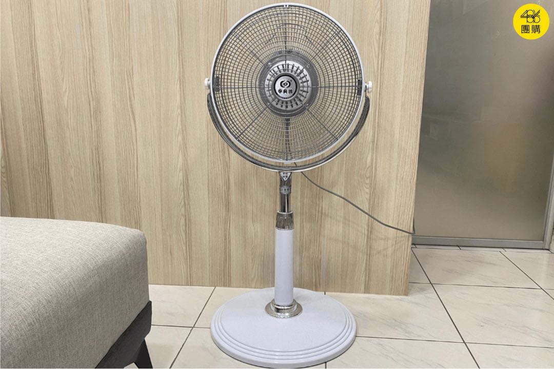 換了中央牌風扇,發現吹起來真的跟其他的差很多 】14吋DC變頻循環立扇 厚底旗艦款 KDS-141SR 14吋DC節能內旋式遙控循環立扇 KDS-142SR