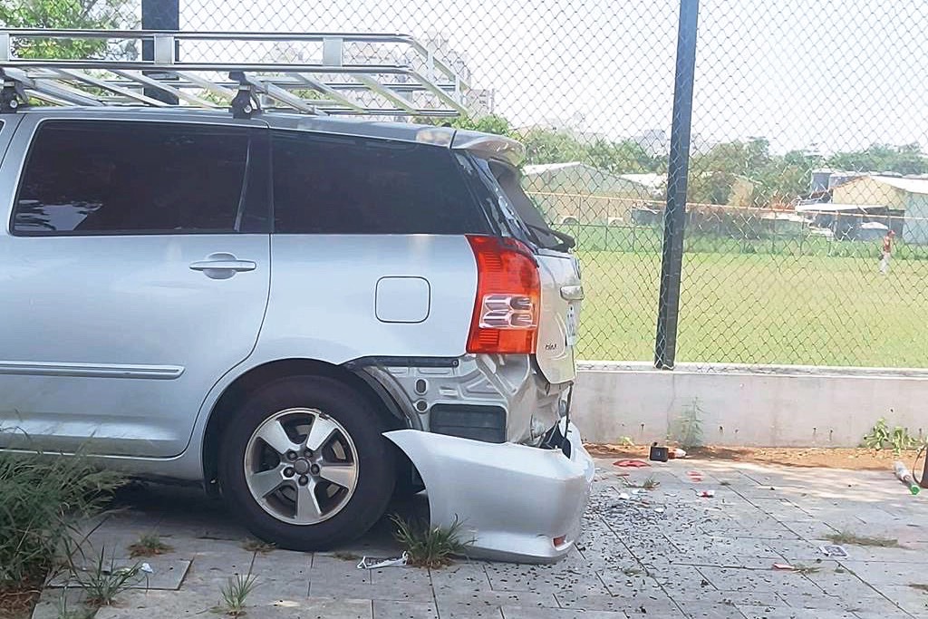 出門打球,回來看到愛車被砸!「婚姻打球守則」沒顧好,老婆直接開轟!