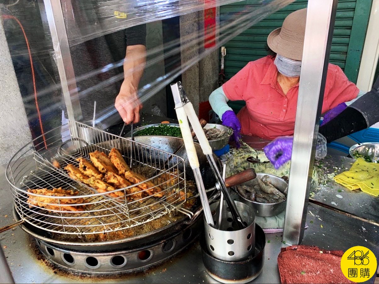 屏東內埔必吃神級炸物!2隻大蝦直接「插」在餅上衝浪,配神醬一口爆香 劉家蝦公粄