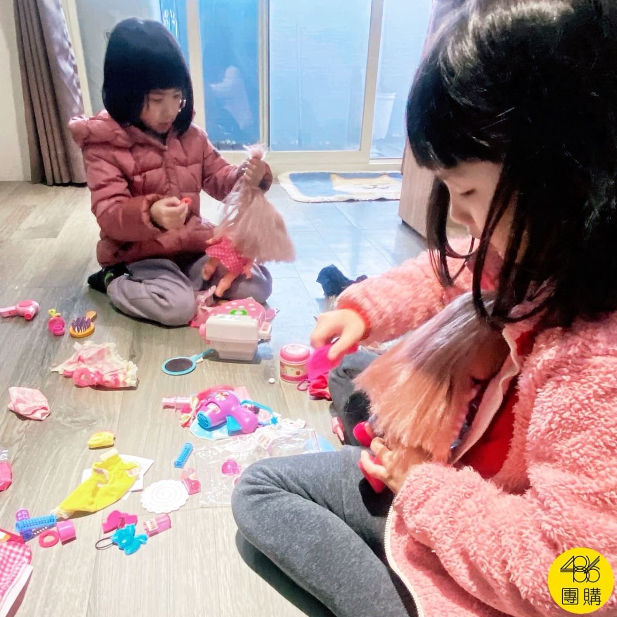 媽媽不必擔心!用遊戲讓孩子成為理財高手,零用錢變第一桶金 女孩們在家中專注玩芭比娃娃,模擬儲蓄與慾望清單的理財情境
