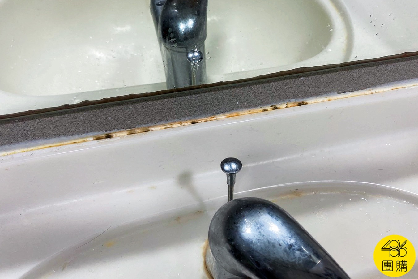 噴了除霉噴霧還是沒用？原來少了這步驟 486團購 浴室洗手台鏡面矽利康膠條發霉黑垢清潔技巧