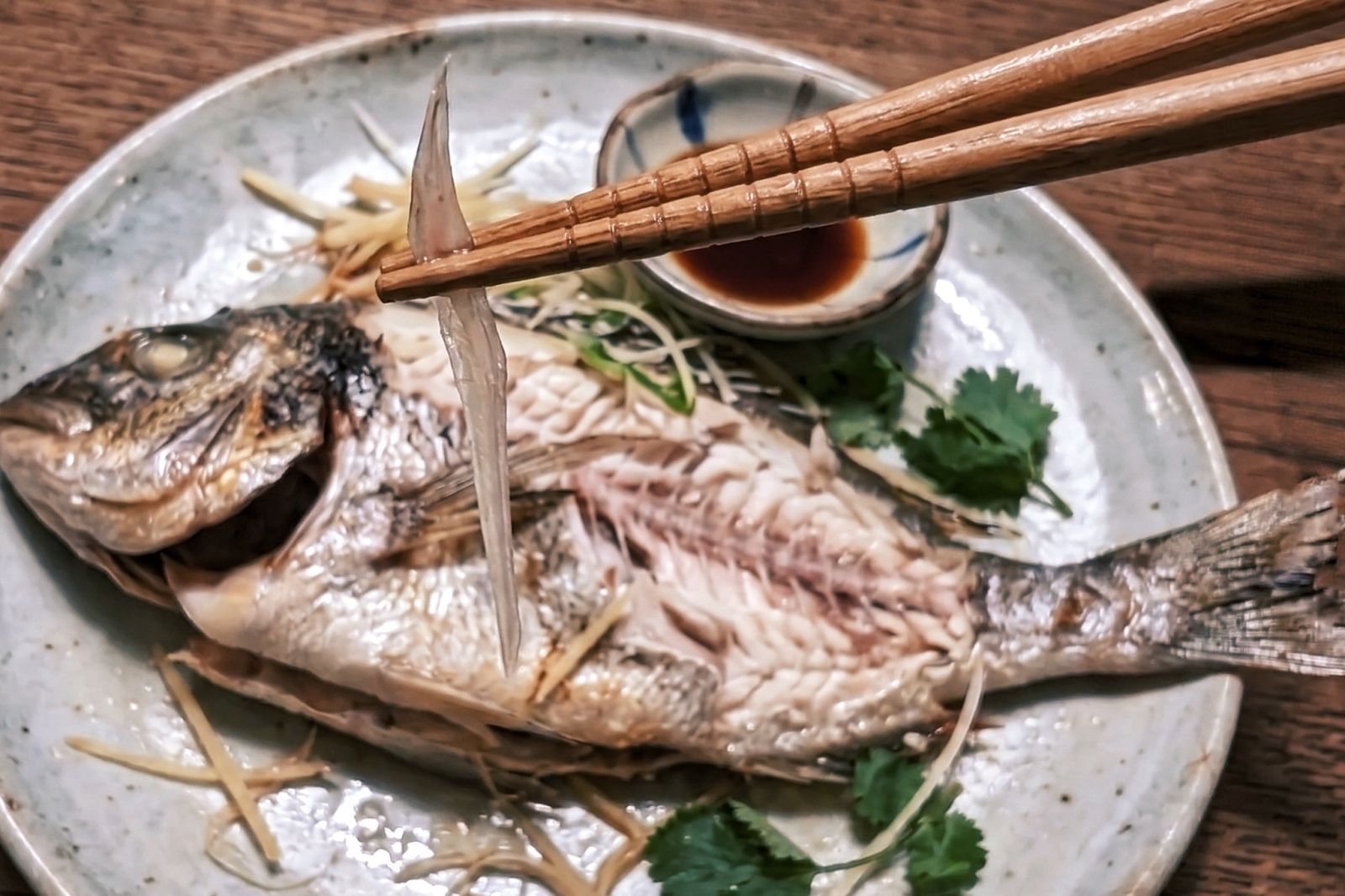 魚刺卡喉嚨趕緊吞飯?「這動作」恐引發大出血,正確自救法快傳給家人看