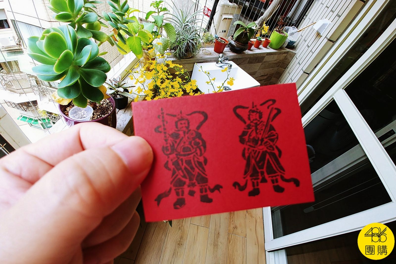 486大哥指著門神那張 486團購 永日文創